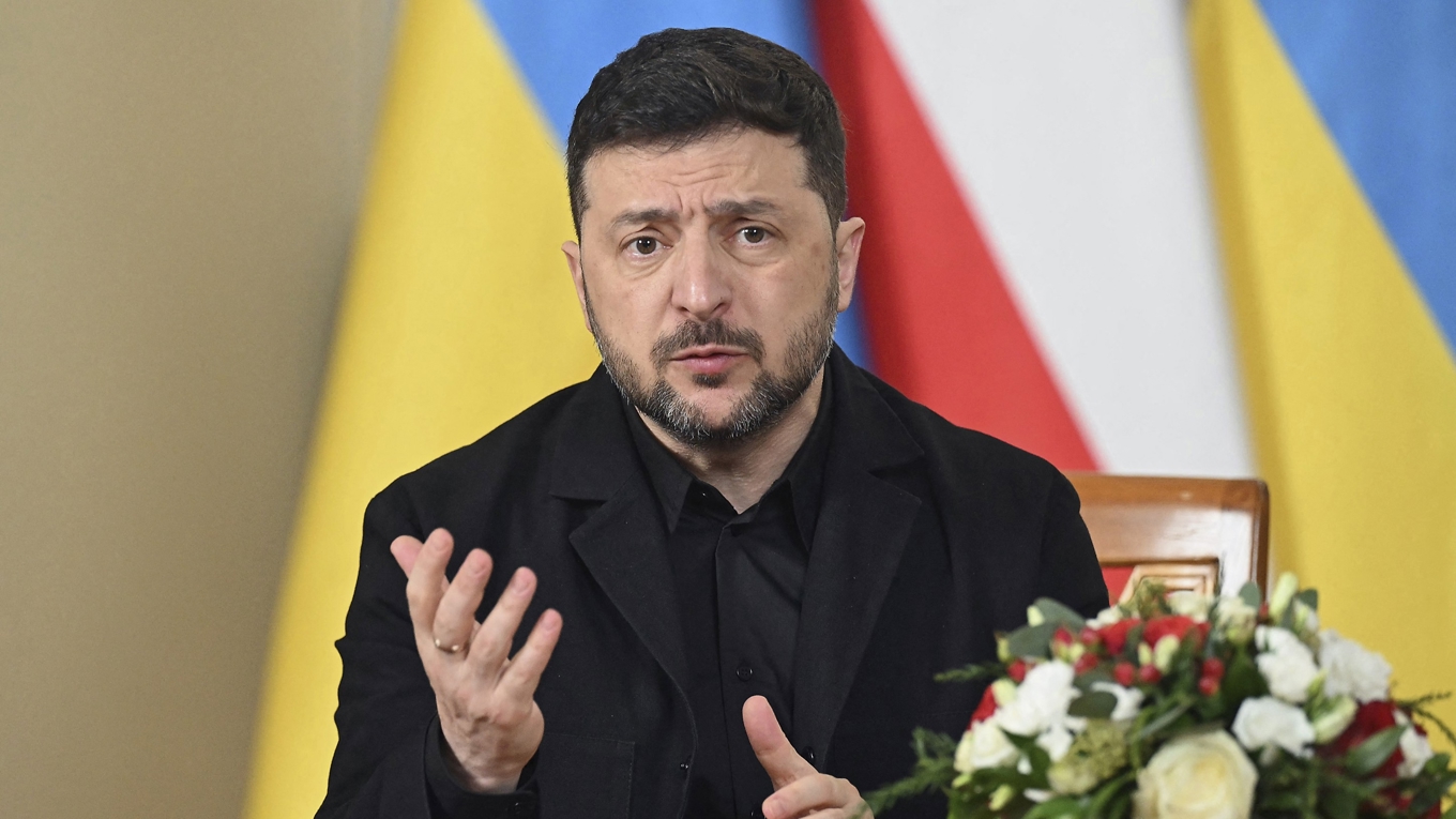 Ukrainas president Volodymyr Zelenskyj på besök i Polen den 19 december. Han har sagt sig vara redo för val om säkerheten kan garanteras. Foto: Sergei Gapon/AFP via Getty Images
