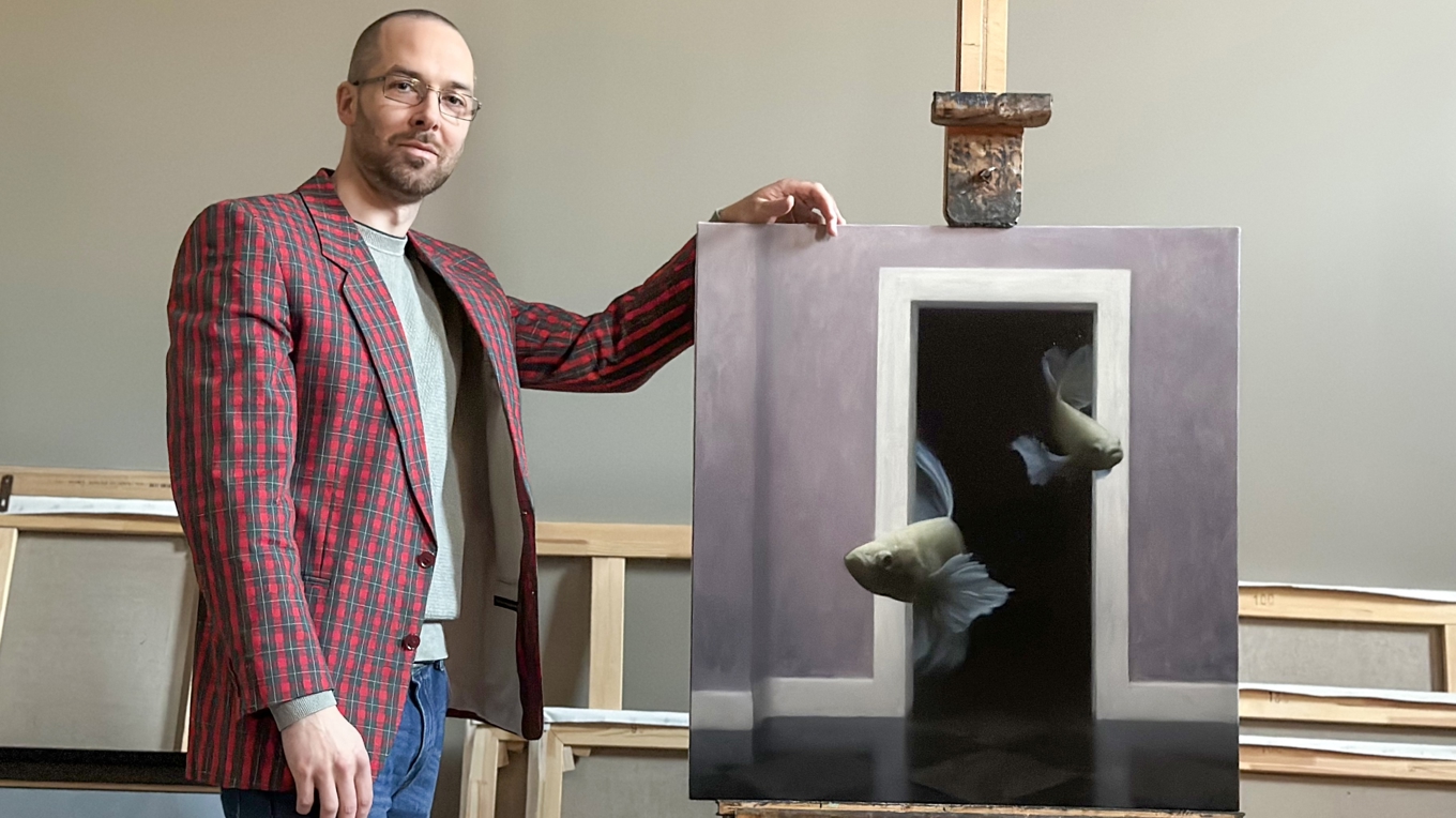 Nick Alm vid ett av sina senaste, surrealistiska verk, som också ska visas i Warszawa. Foto: Susanne Willgren Lamm