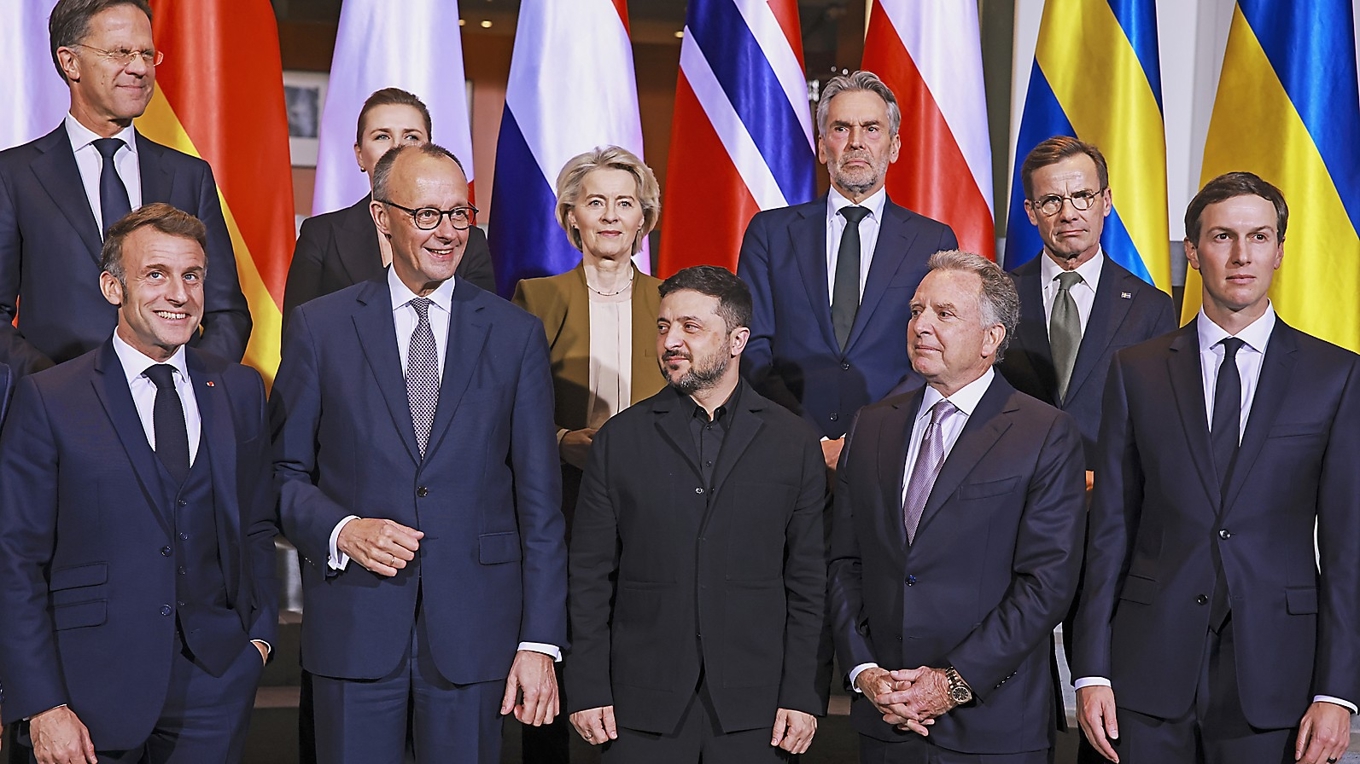 Vitt skilda säkerhetspolitiska perspektiv präglar fredsförhandlingarna om Ukraina, där skillnaderna mellan USA:s och EU:s linjer har blivit tydliga. Foto: Clemens Bilan Pool/Getty Images