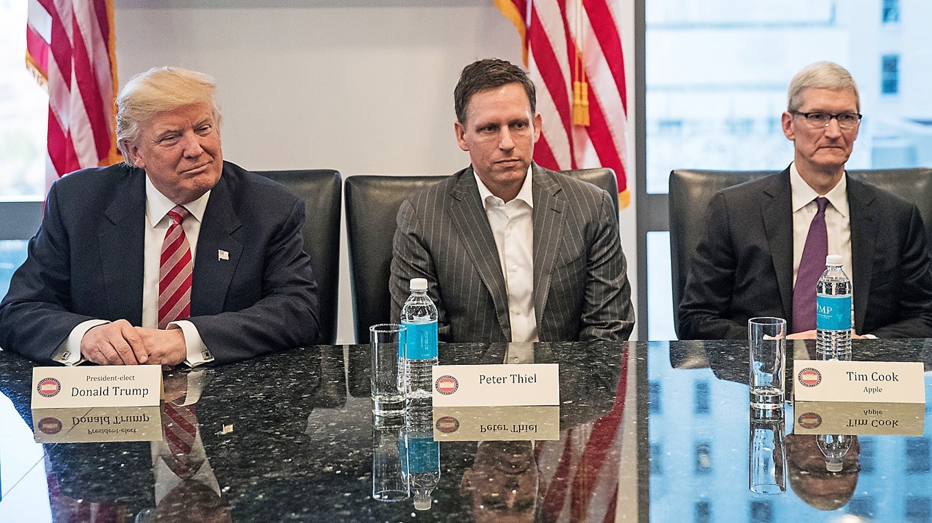 Tillträdande presidenten Donald Trump, Peter Thiel och Tim Cook, vd för Apple, ses här den 14 december 2016 efter att Trump vann presidentvalet första gången. Foto: Drew Angerer/Getty Images