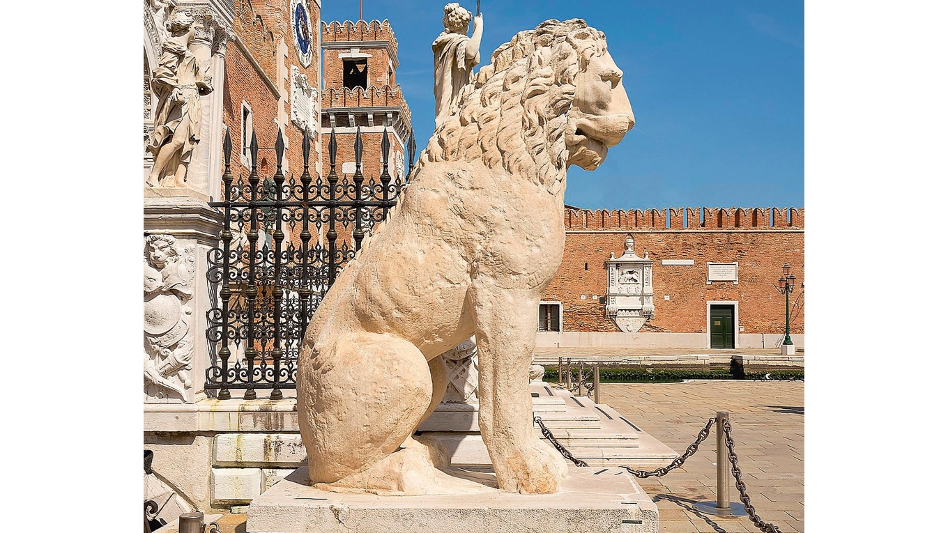 Pireuslejonet, som verkar ha använts som något av en klotterplank. Tyvärr har tid, väder, vind och föroreningar gjort runorna i det närmaste oläsliga. Foto: Didier Descouens/Wikimedia Commons/CC BY-SA 4.0