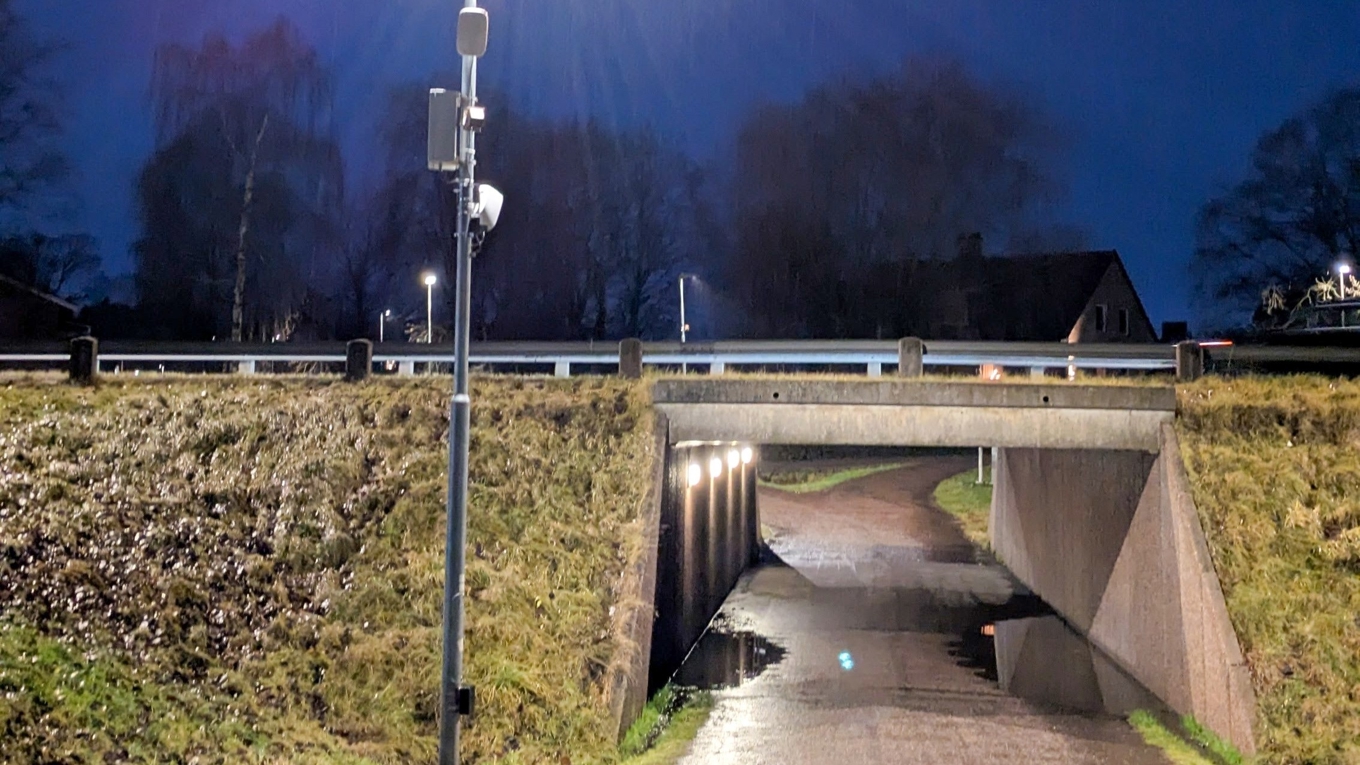 Högtalarna är monterade på en lyktstolpe nära en gångtunnel i stadsdelen Våxnäs i Karlstad. Foto: Karlstad kommun