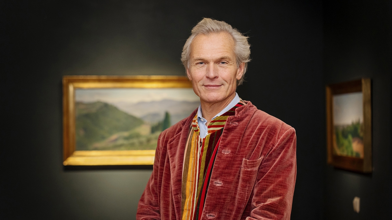 Konstnären Urban Larsson var själv närvarande i antikhandeln när utställningen ägde rum. Foto: Sofia Drevemo