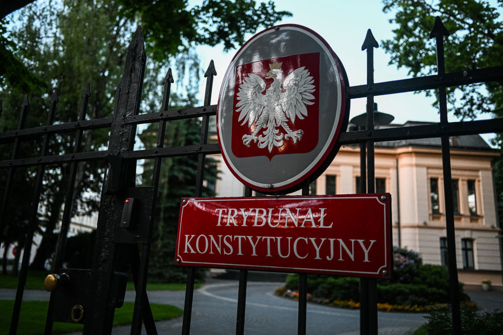 Ingången till Polens författningsdomstol i Warszawa. Författningsdomstolens beslut har nu lämnats till en lokal domstol för upplösning av kommunistpartiet. Foto: Omar Marques/Getty Images