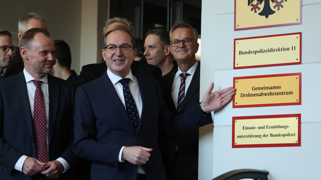 Tysklands inrikesminister Alexander Dobrindt inviger det myndighetsgemensamma drönarförsvarscentret GDAZ i Berlin. Foto: Sean Gallup/Getty Images