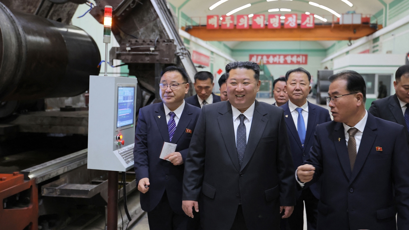 Nordkoreas ledare Kim Jong-un besöker en ammunitionsfabrik på okänd ort i landet. Bilden släpptes den 26 december.
Foto: KCNA VIA KNS/AFP via Getty Images