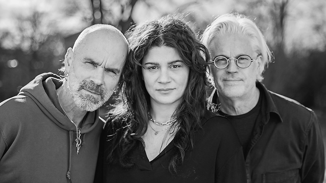 Gitarristen Mats Bergström (till höger) tillsammans med kontrabasisten Ilaria Capalbo och slagverkaren André Ferrari. Foto: Tina Axelsson