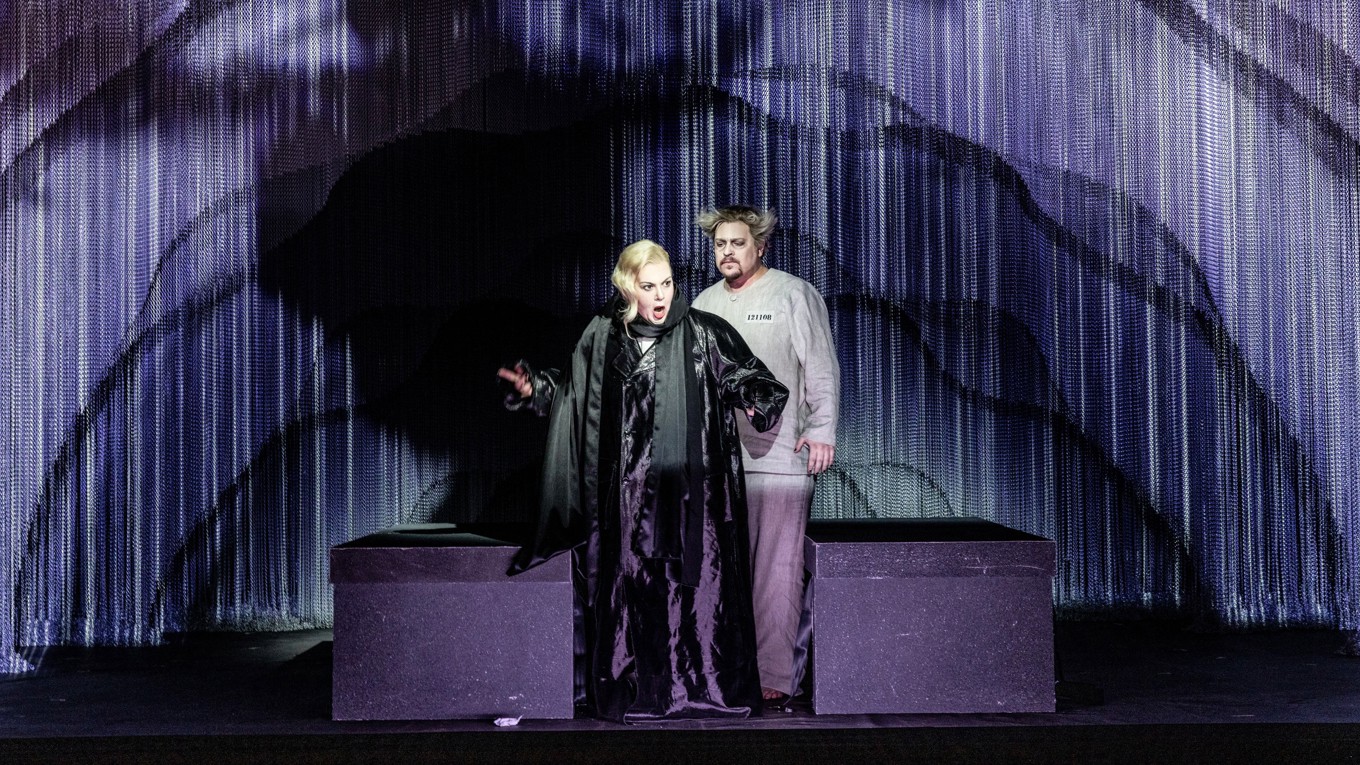 AnnLouice Lögdlund som Floria Tosca och Adam Frandsen som Mario Cava-
radossi i Wermland Operas uppsättning av ”Tosca” 2024. Foto: Mats Bäcker