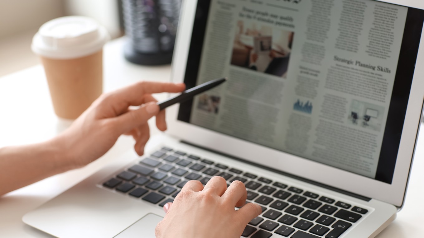 Internet kan fungera som en möjlig katalysator för förståelse, skriver Dick Holmgren.