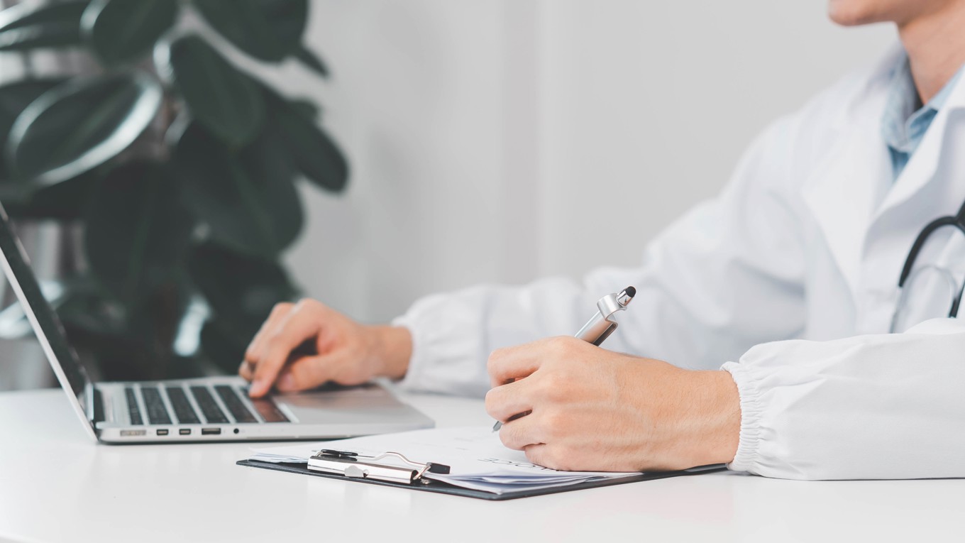 Både Doktor.se och Kry kan komma att bli återbetalningsskyldiga eller få andra sanktioner efter en granskning från Region Sörmland. Foto: Anucha Tiemsom/Shutterstock