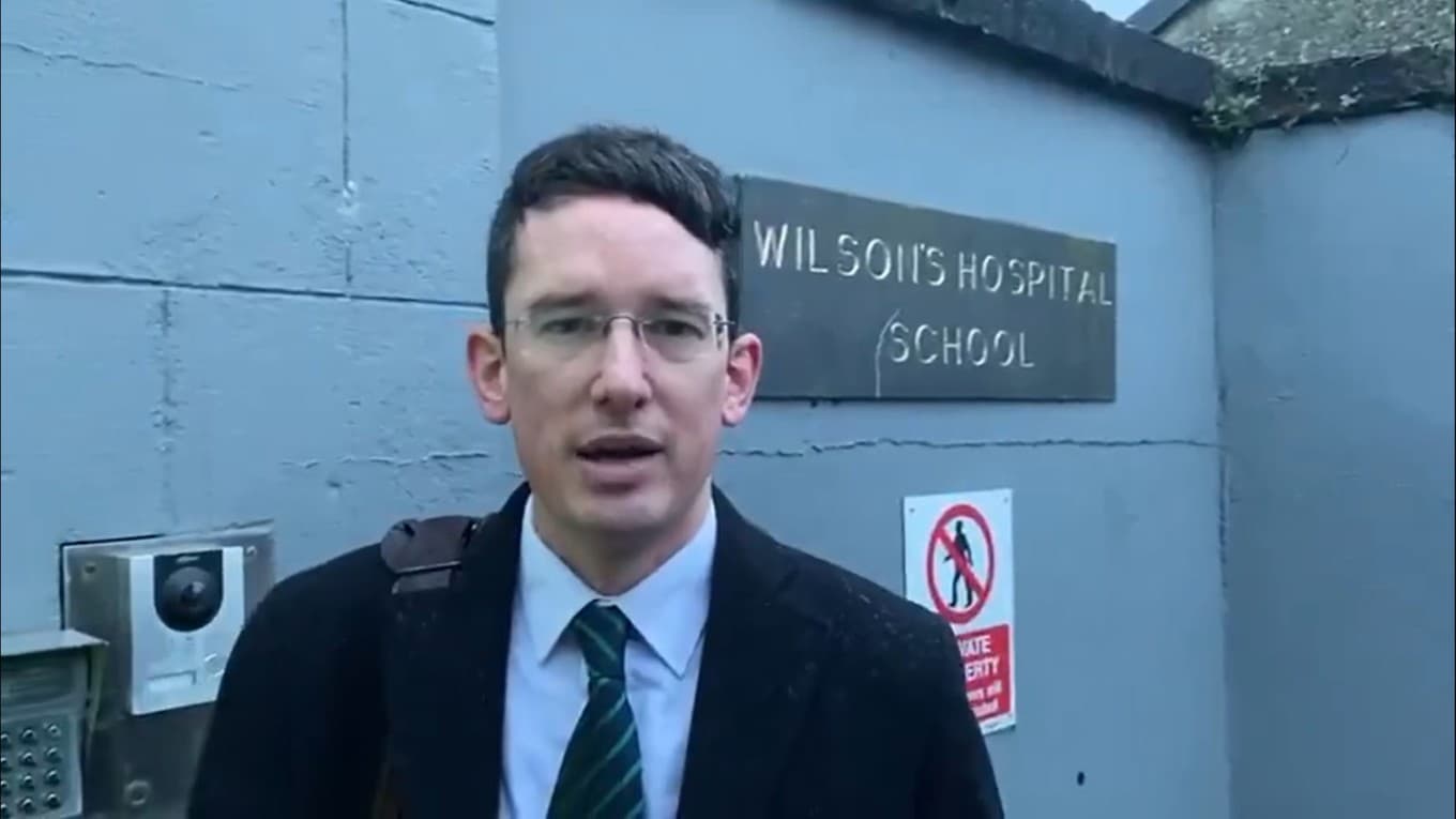 Den kristna läraren Enoch Burke utanför Wilson's Hospital School i Westmeath i Irland. Foto: Skärmdump/X