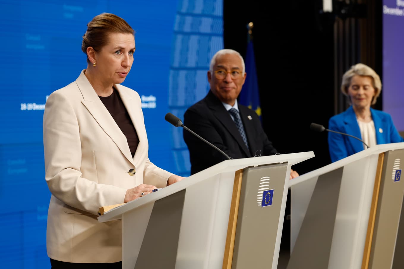 Danmarks statsminister Mette Frederiksen till vänster med EU:s rådsordförande António Costa och EU-kommissionens ordförande Ursula von der Leyen. Arkivbild. Foto: Geert Vanden Wijngaert/AP/TT