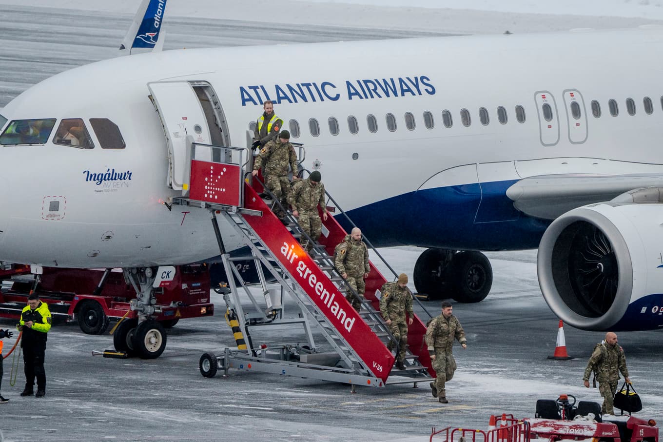 Danska soldater kliver av ett plan vid flygplatsen i grönländska Nuuk. Danmark kan försöka öka sin militära närvaro än mer för att blidka Trump, tror vissa experter. Foto: Mads Claus Rasmussen/Ritzau/TT