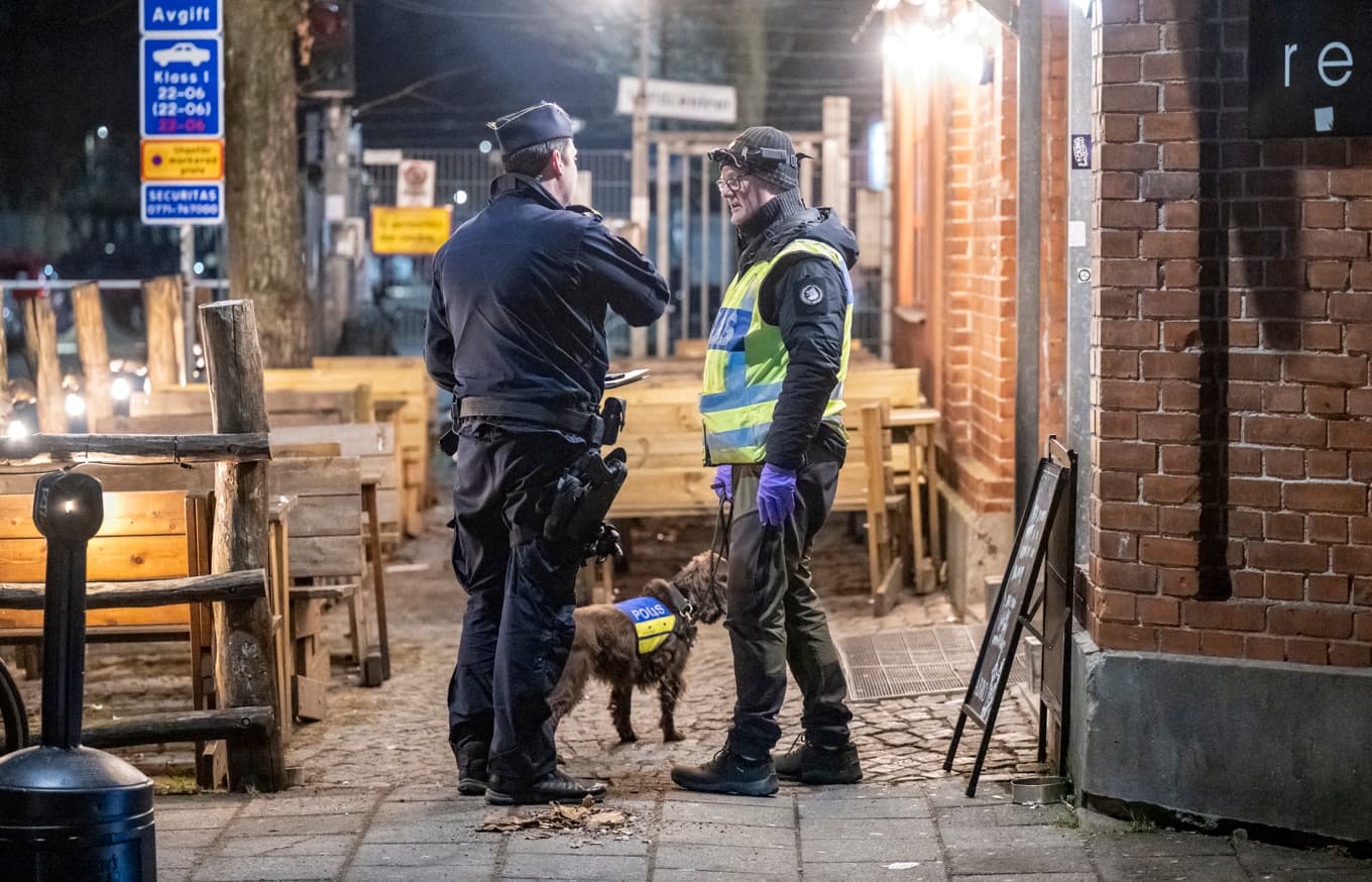 Polis på plats med specialsökhund efter skjutningen. Foto: Johan Nilsson/TT