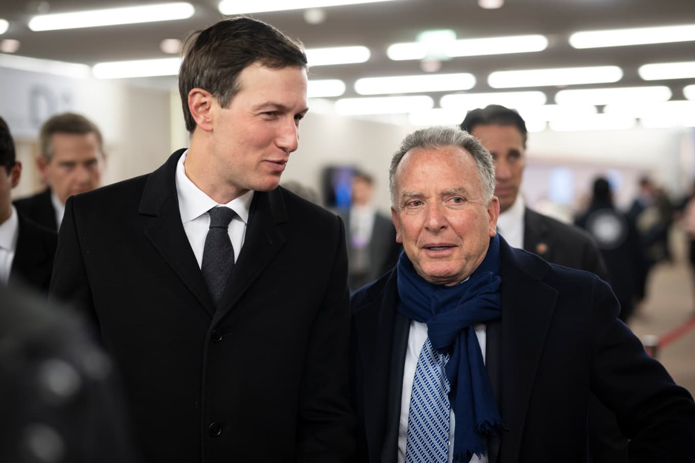 USA:s president Donald Trumps svärson och rådgivare Jared Kushner tillsammans med Trump-sändebudet och affärsmannen Steve Witkoff vid Världsekonomiskt Forum i Schweiz. Foto: Gian Ehrenzeller/AP/TT