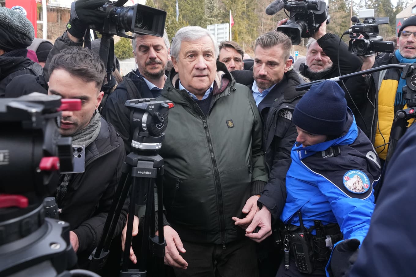 Italiens utrikesminister Antonio Tajani i schweiziska Crans-Montana, där 40 personer, varav flera från Italien, dog i en brand på nyårsnatten. Bild från 2 januari. Foto: Antonio Calanni/AP/TT
