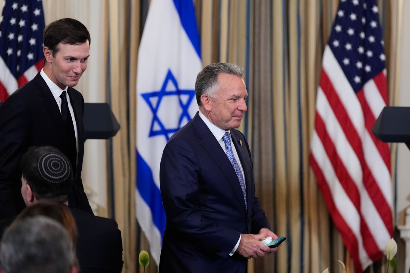 USA:s sändebud Steve Witkoff, till höger, och rådgivaren Jared Kushner vid ett besök av Israels premiärminister Benjamin Netanyahu i Vita huset i september i fjol. Foto: Alex Brandon/AP/TT