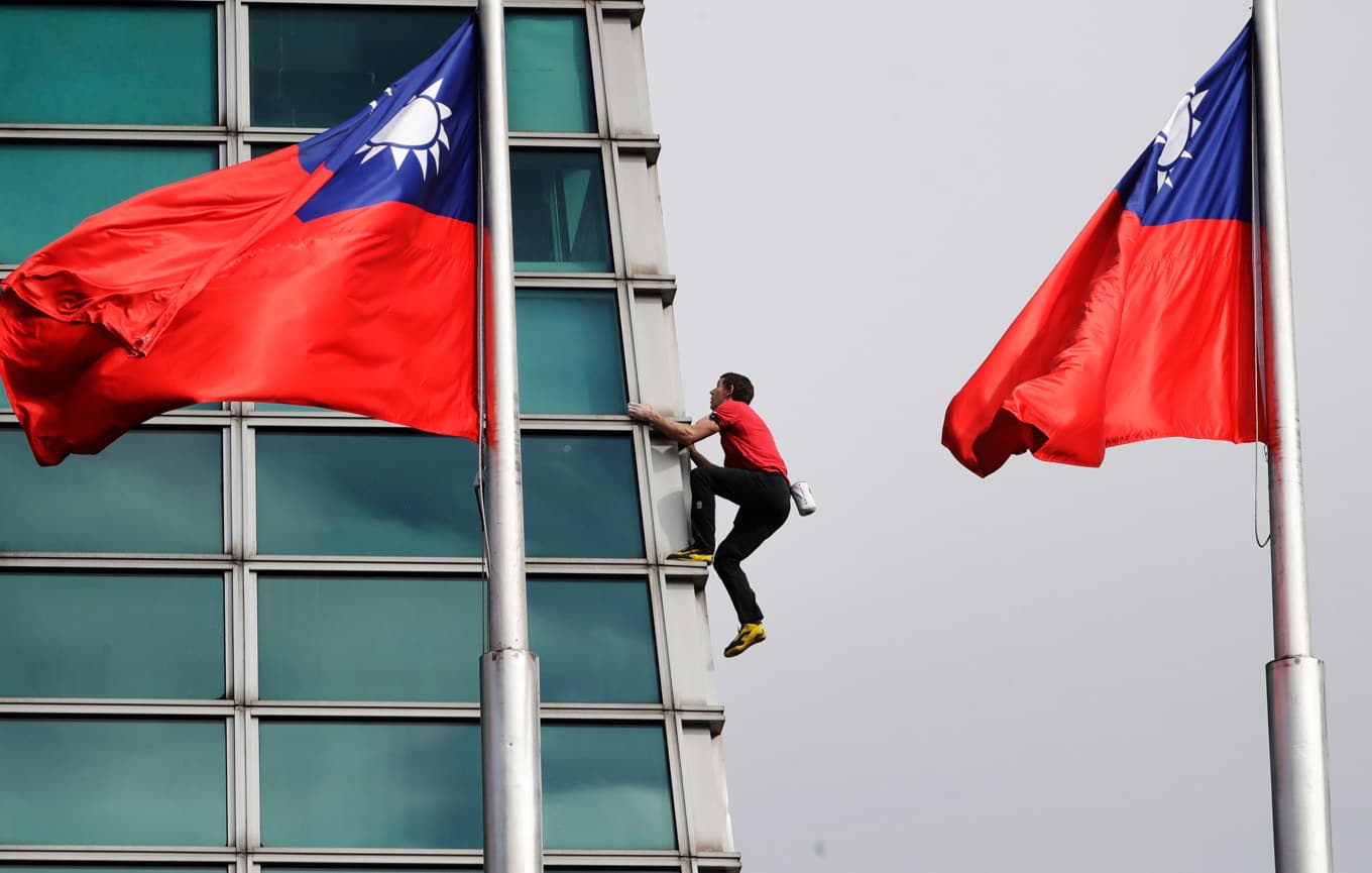 Amerikanske Alex Honnold under friklättringen av Taipei 101 i Taipei, Taiwan. Foto: ChiangYing-ying /AP/TT