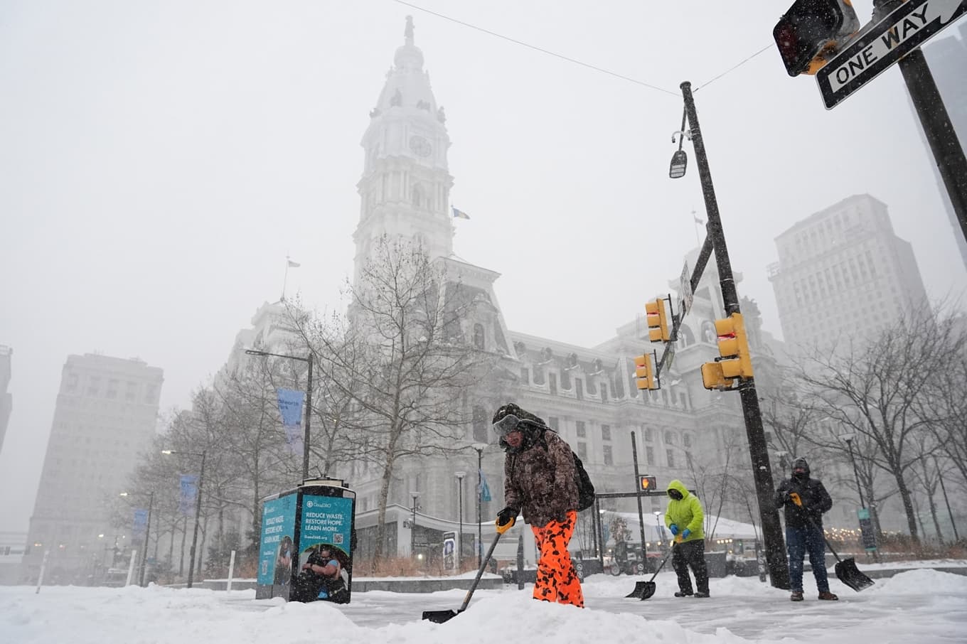 Privatpersoner skottar snö i centrala Philadelphia. Foto: Matt Rourke/AP/TT