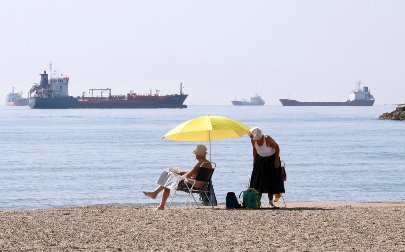 Turister på stranden i franska Fos-sur-Mer, i ett annat sammanhang. I dag ligger en oljetanker som misstänks frakta sanktionsbelagd rysk olja för ankar där. Arkivbild. Foto: Claude Paris/AP/TT