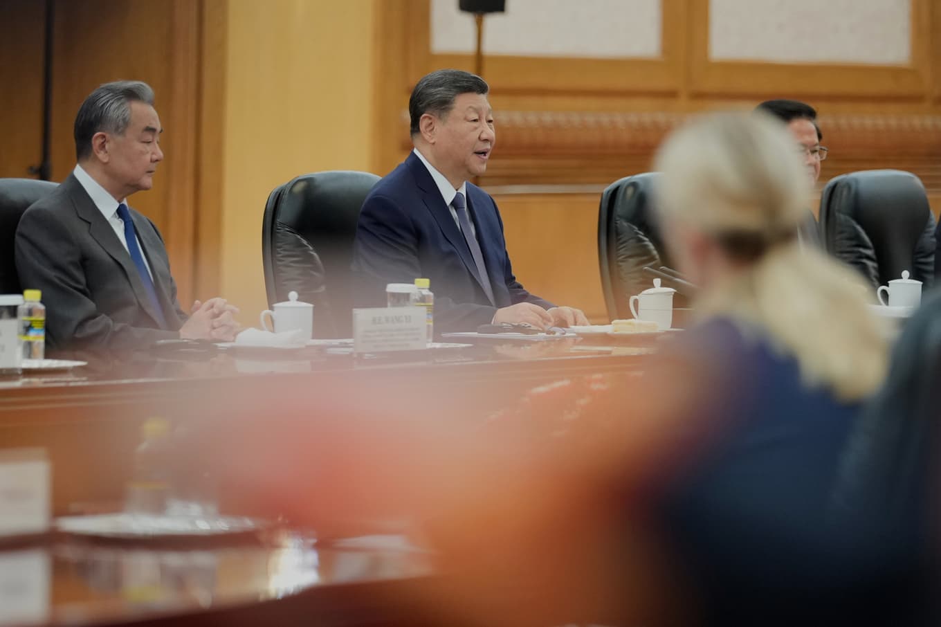 Kinas president Xi Jinping i möte med Finlands statsminister Petteri Orpo i Folkets stora hall i Peking på tisdagen lokal tid. Foto: Vincent Thian/poolfoto via AP/TT