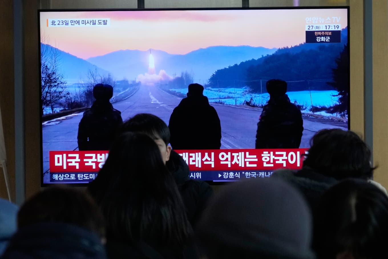 Nyheten om ett misstänkt robottest i Nordkorea visas på en offentlig tv-skärm på Seouls största tågstation i Sydkorea. Foto: Ahn Young-joon/AP/TT