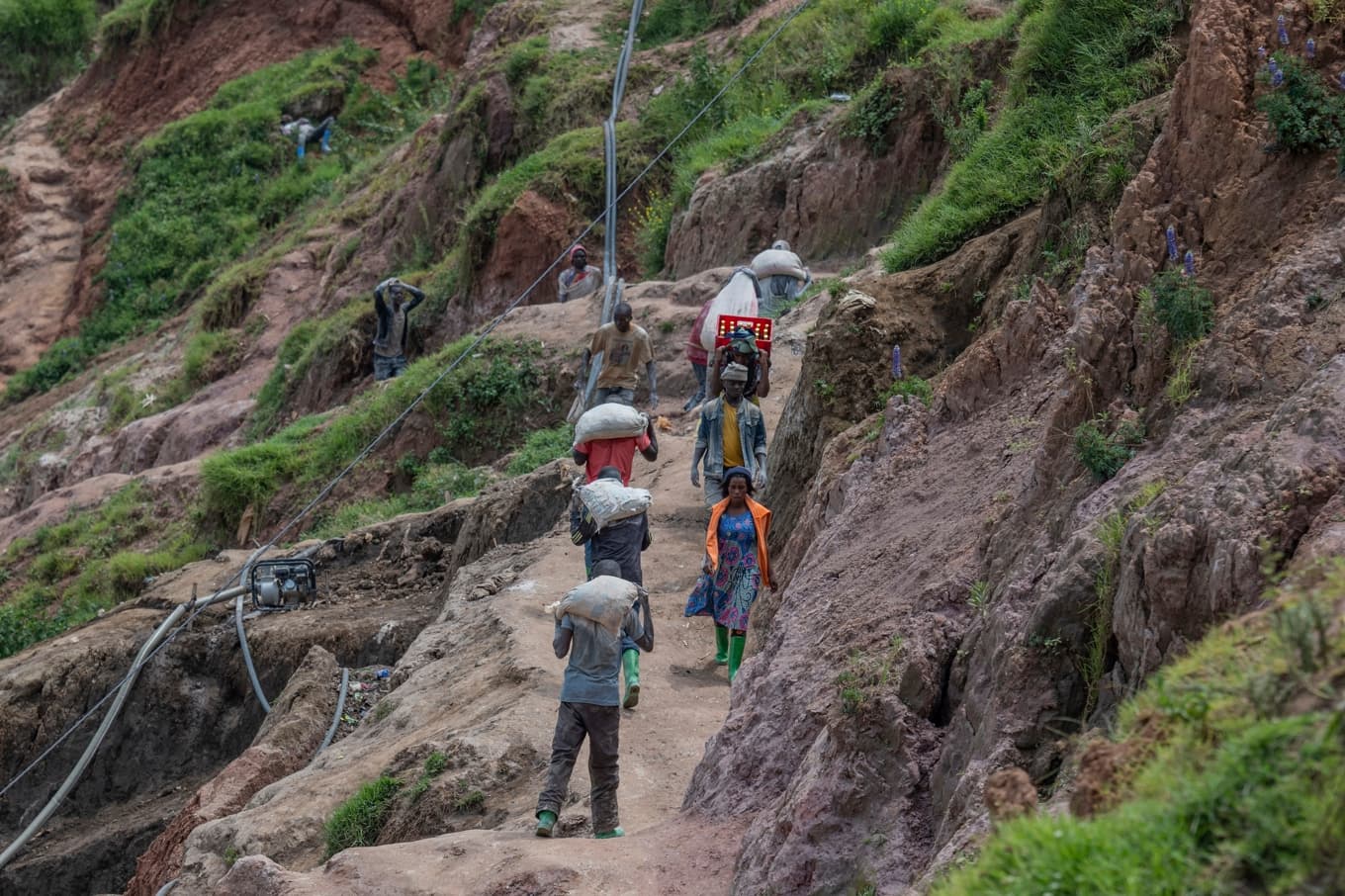 Gruvarbetare vid ett coltanbrott i Rubaya i östra Kongo-Kinshasa. Arkivbild från i fjol. Foto: Moses Sawasawa/AP/TT