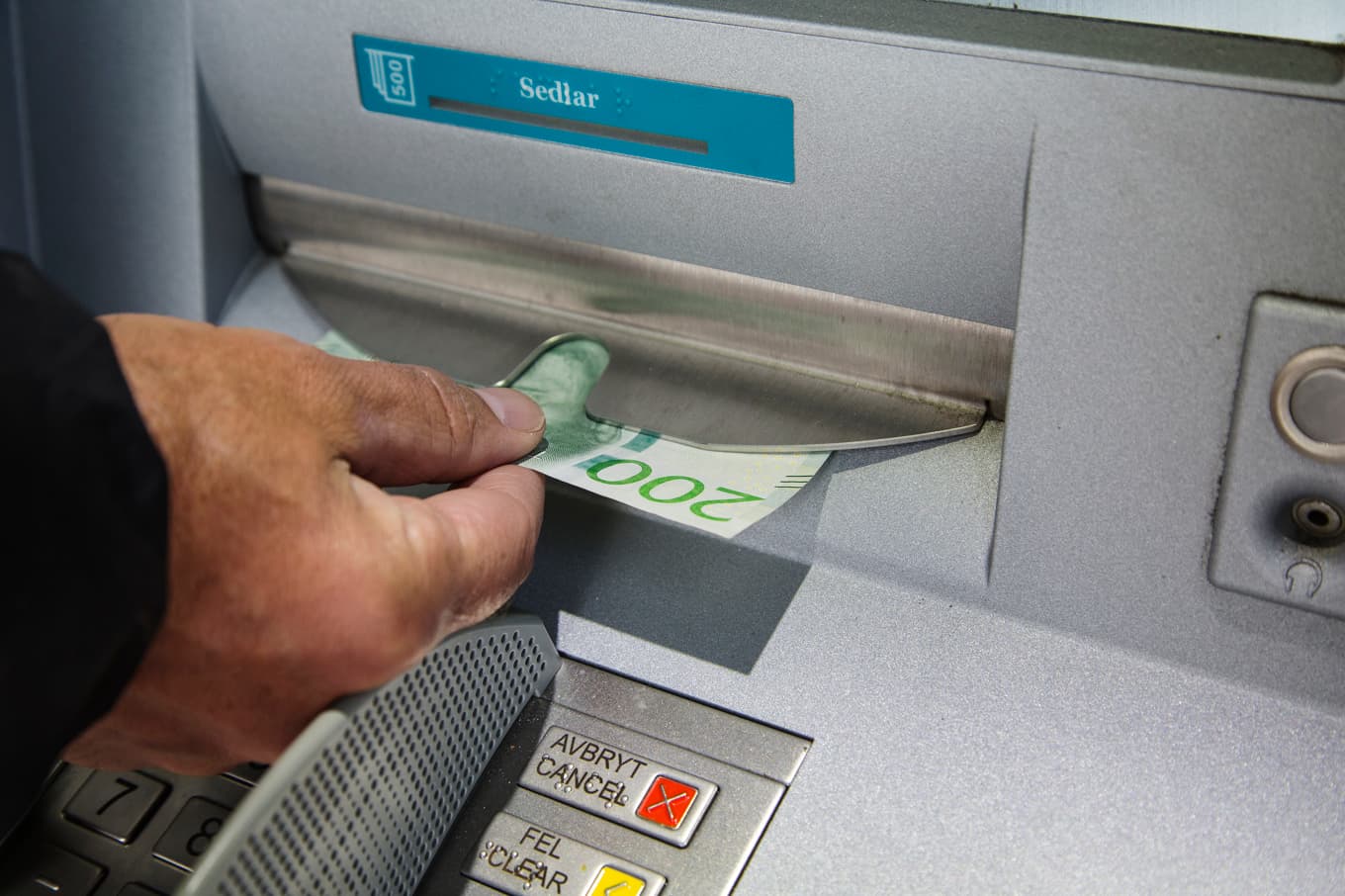 Kontantuttagen fortsätter att minska. Arkivbild. Foto: Martina Holmberg / TT