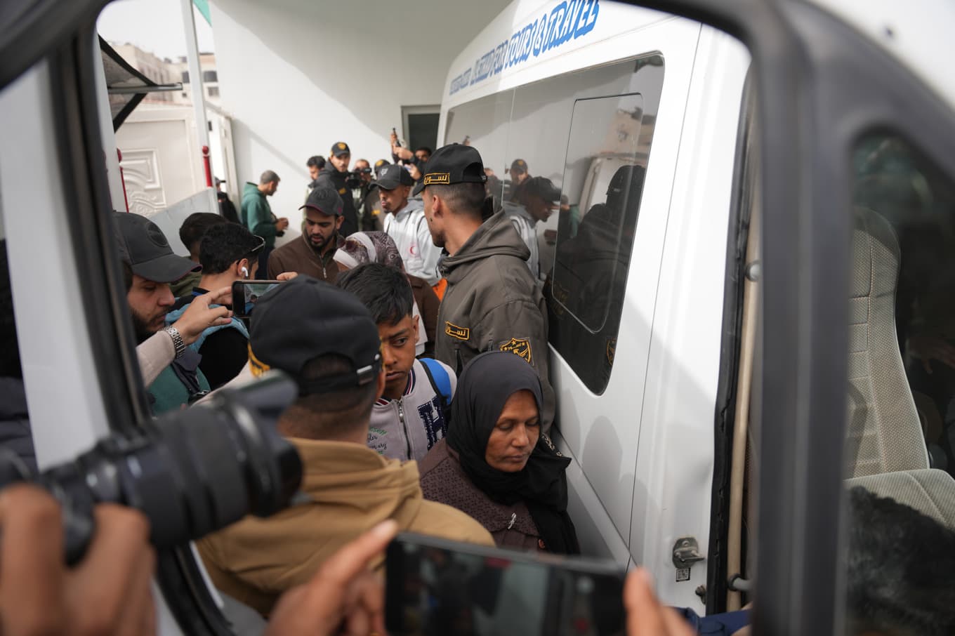 Palestinska patienter och deras anhöriga trängs för att få transport till Rafahövergången, för vidare färd till sjukvård utomlands, på måndagen. Foto: Abd al-Karim Hana/AP/TT