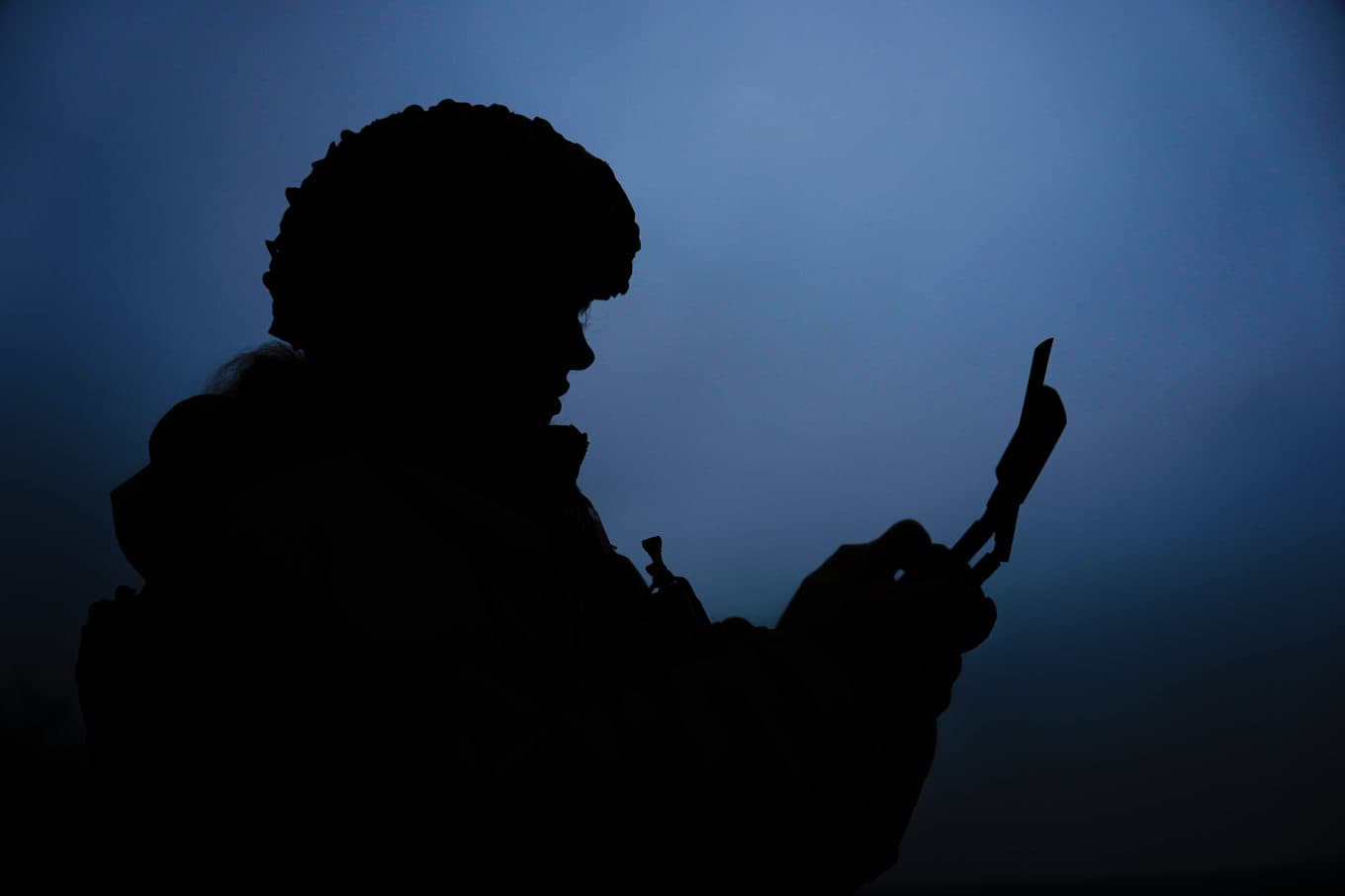 En ukrainsk soldat med en drönare, i ett annat sammanhang. Arkivbild. Foto: Julia Demaree Nikhinson/AP/TT