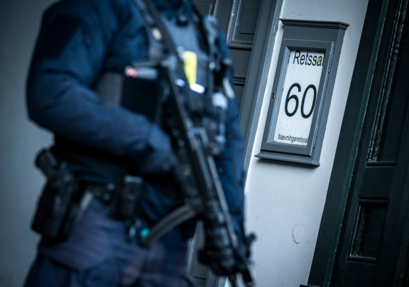 Polis vaktar rättssalen i Köpenhamns tingsrätt under tisdagsförmiddagen. Foto: Johan Nilsson / TT