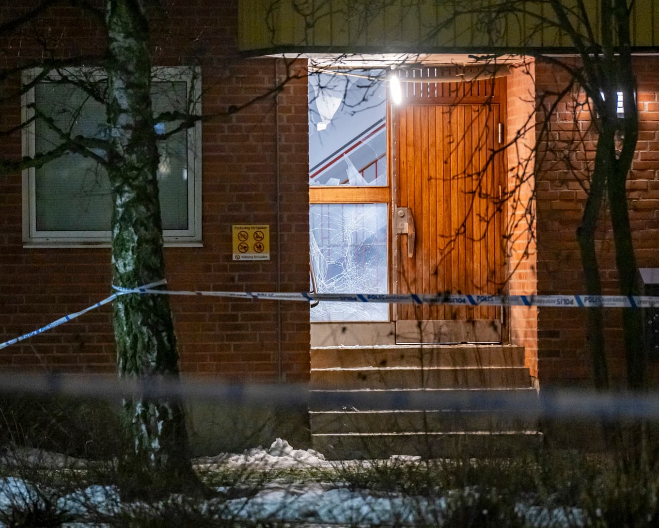 Avspärrningar på plats vid ett flerfamiljshus på Lorensborg i Malmö. Foto: Johan Nilsson/TT