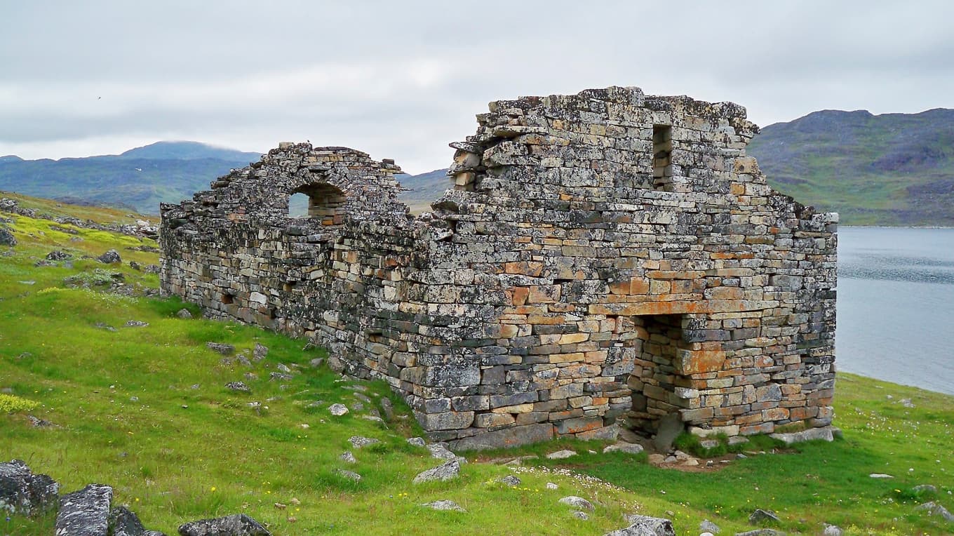 Hvalsey kyrka, den bäst bevarade nordiska ruinen på Grönland, och platsen för det bröllop som blev det sista livstecknet från den nordiska befolkningen. Foto: Wikimedia Commons
