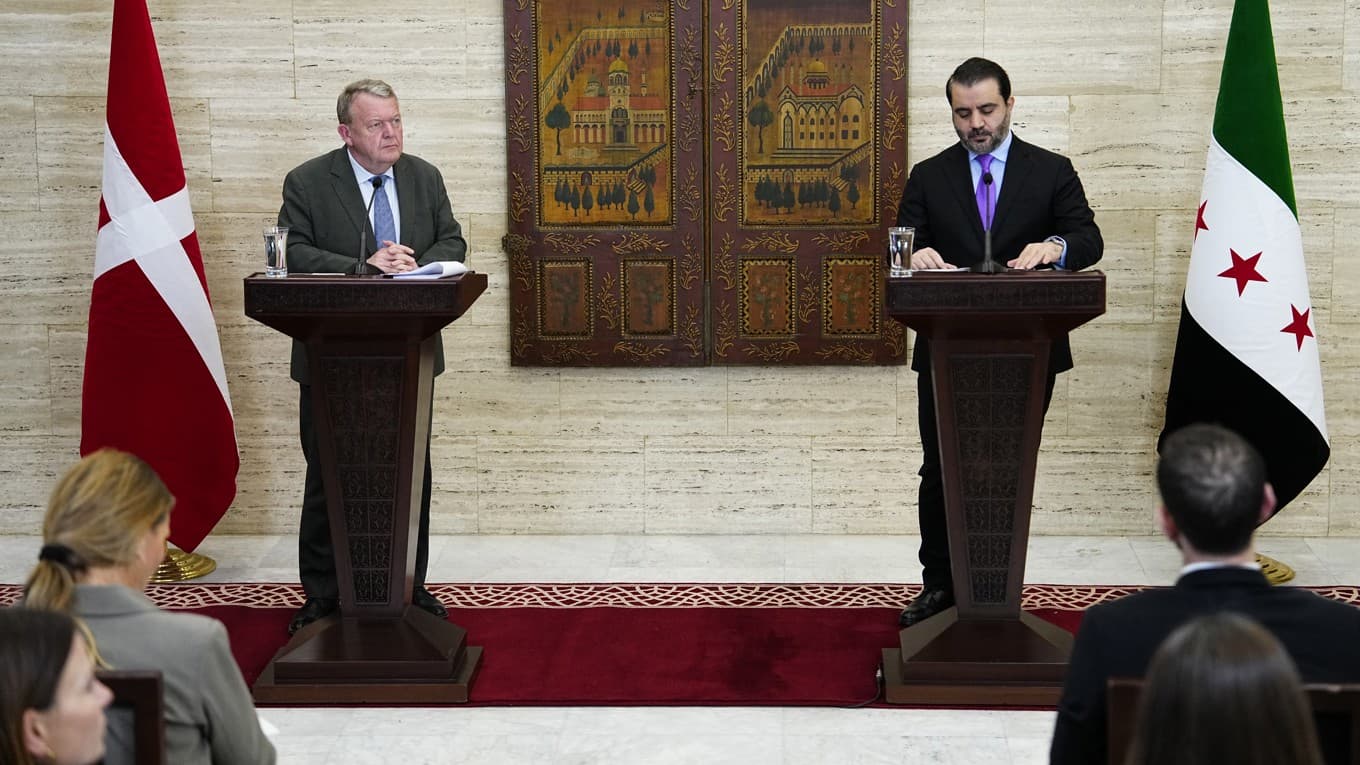 Den danske utrikesministern Lars Løkke Rasmussen tillsammans med Syriens utrikesminister Asaad al-Shaibani. Foto: Mads Claus Rasmussen/Ritzau Scanpix/AFP via Getty Images