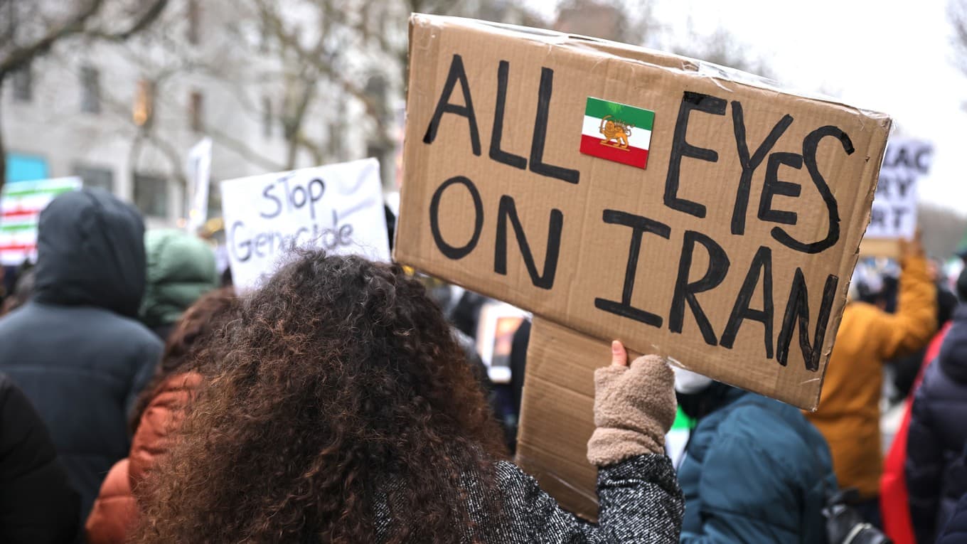 En demonstrant håller upp en skylt med texten ”Alla ögon på Iran” i tyska Berlin den 26 januari. Foto: Omer Messinger/Getty Images
