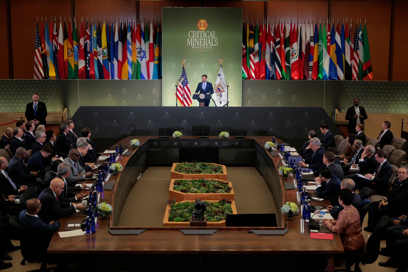 USA:s vicepresident J.D. Vance talar vid det första ministermötet om kritiska mineraler. 54 länder och EU deltog i mötet, som handlade om att säkra tillgången till kritiska råmaterial och bygga leveranskedjor som kan kringgå Kina. Foto: Chip Somodevilla/Getty Images