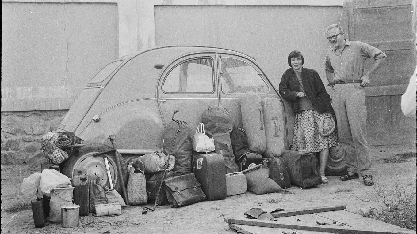 Författaren med Gun Kessle, som var hans fru men även i högsta grad hans intellektuella sparringpartner, på en av deras resor till fjärran länder. Foto: Statens museer för världskultur/Wikimedia Commons