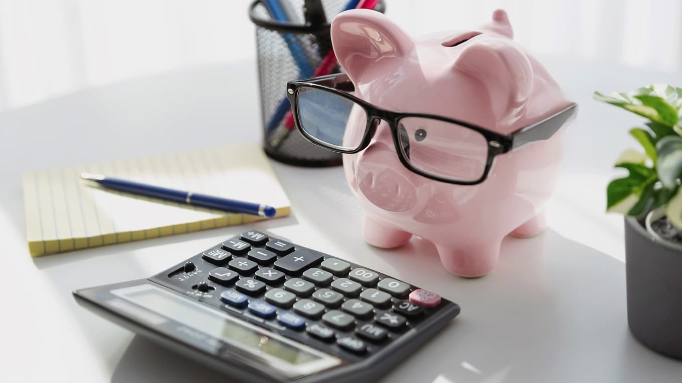 Riksrevisionen konstaterar i sin granskning av hur regeringen förhåller sig till det finanspolitiska ramverket att skulderna ökar kraftigt de närmaste åren. Foto: Shutterstock