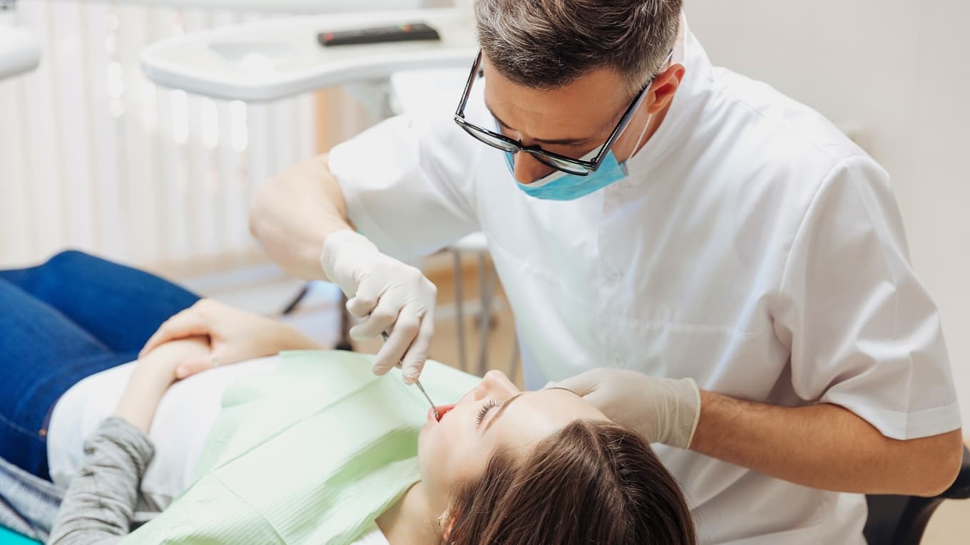 En god tandhälsa är en viktig del av ett hälsosamt liv. Kostnaden för tandvård kan dock gräva djupa hål i plånboken för många. Foto: Dean Drobot/Shutterstock