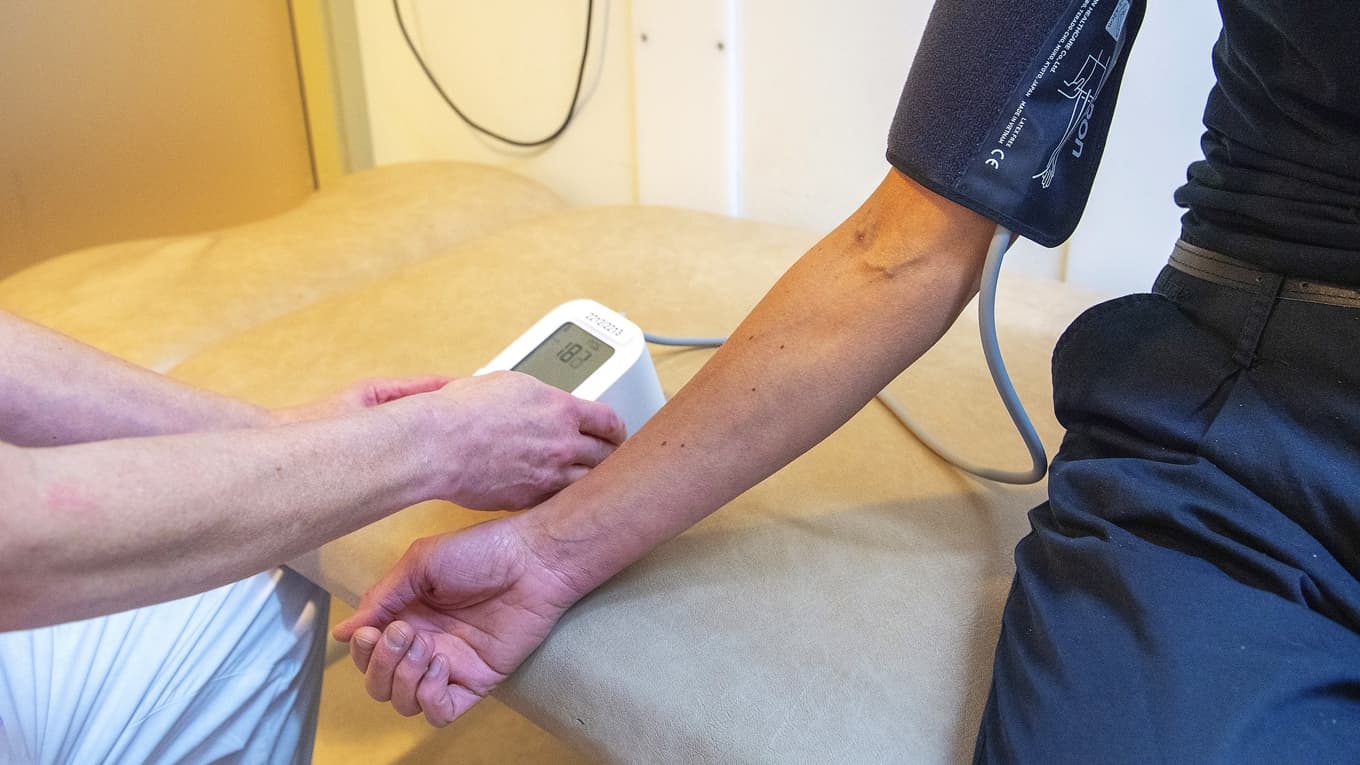 Ny svensk studie visar att män som snusade vid 50 hade 64 procent högre risk för blodtrycksdiagnos jämfört med icke-snusare. Foto: Samuel Steén/TT