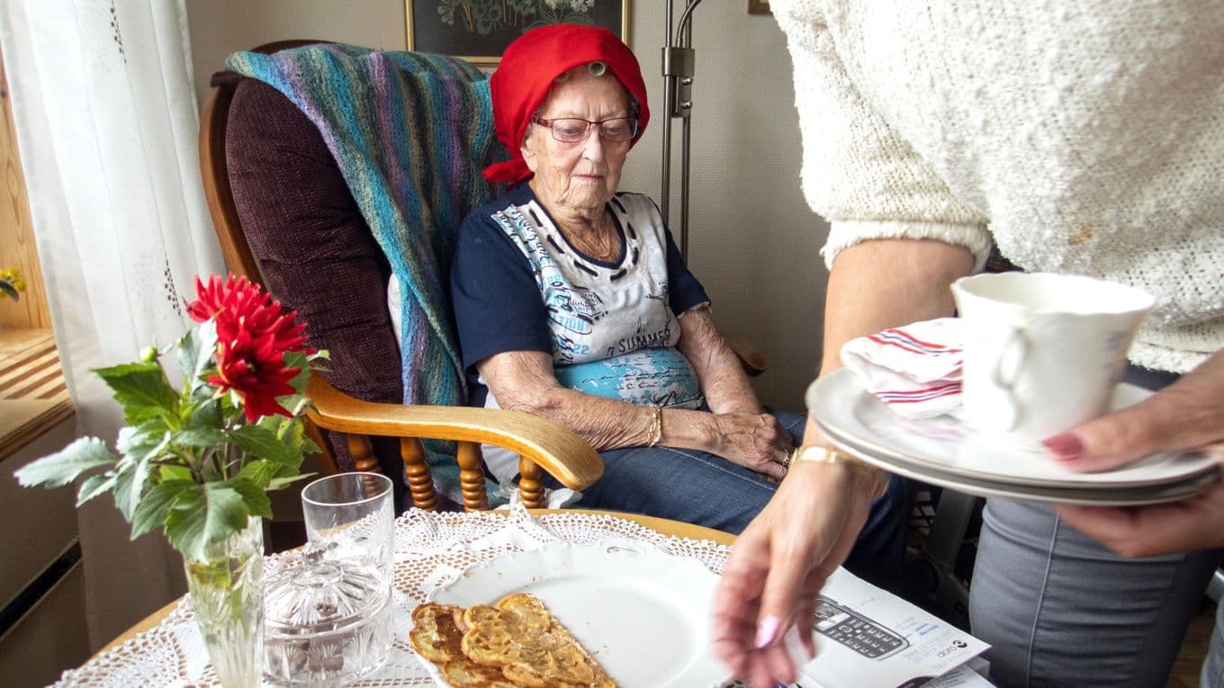 Personal i hemtjänsten har det ofta väldigt stressigt, vilket leder till sjukskrivningar. Foto: Gorm Kallestad/NTB/TT