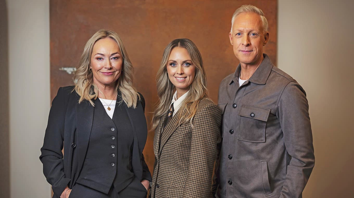 Här är trion som ska leda oss tv-tittare i SVT. Yvette Hermundstad, Karin Frick och André Pops är programledare i public-service under OS i Milano/Cortina. Foto: Pontus Lundahl/TT