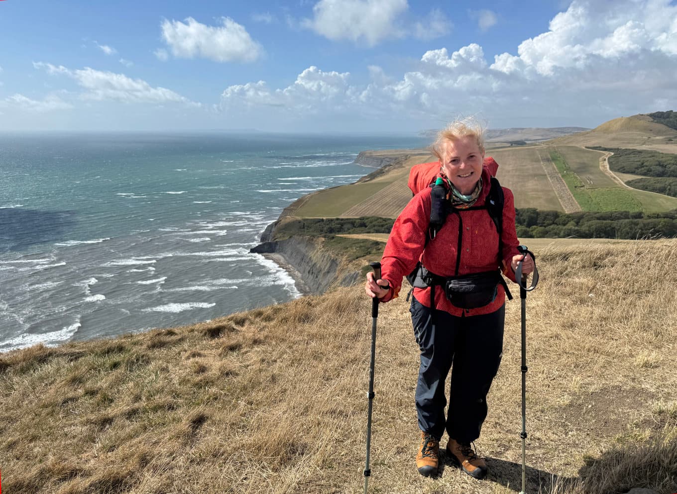 På några år minskade Veronika Niederer sin packning från 18–19 kg till 10 kg, inklusive mat. Här vid South West Coast Trail i England 2025. Foto: Privat