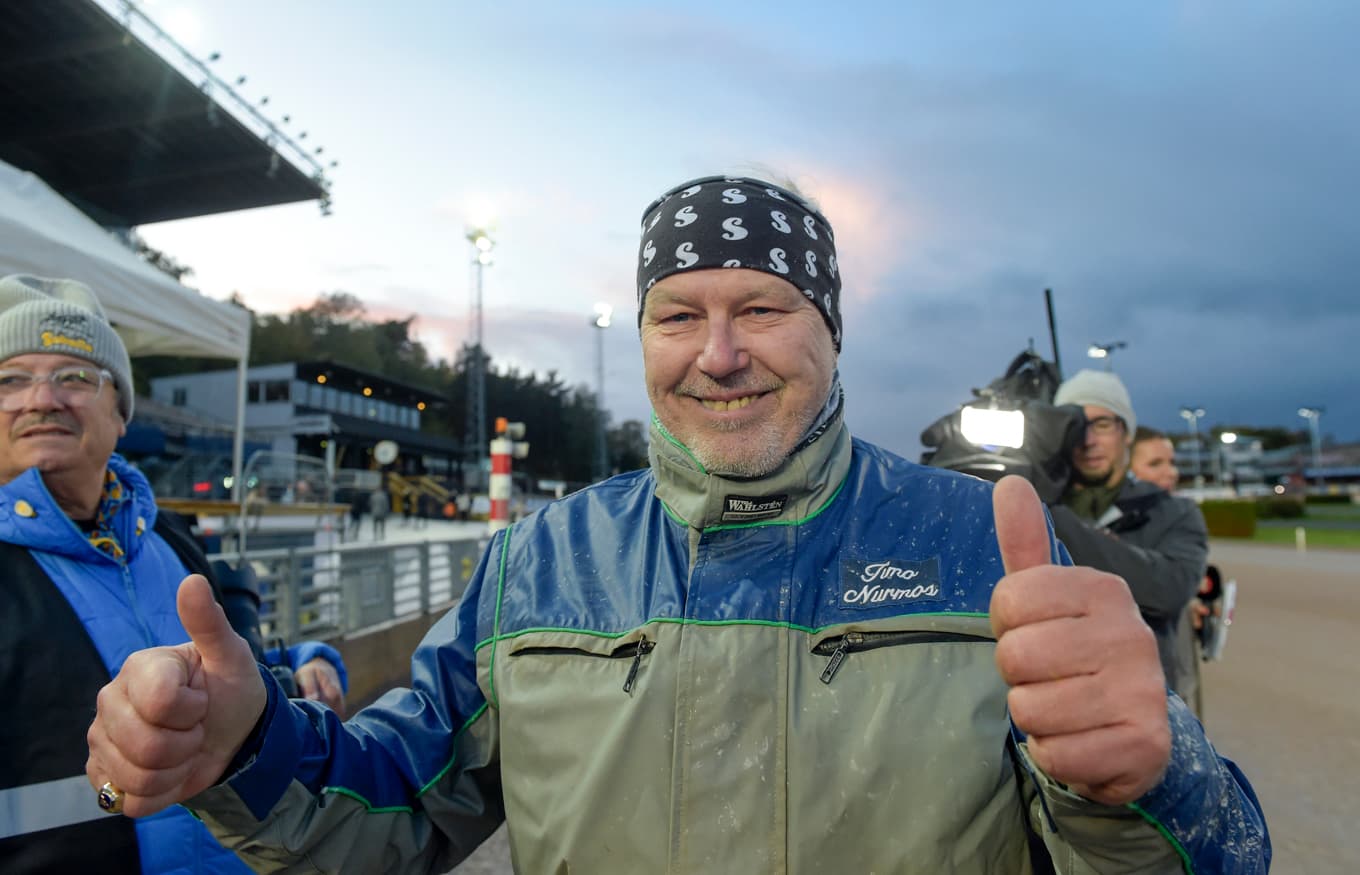 Tränaren Timo Nurmos har nästan alltid en huvudroll när tävlingarna går hemma på Solvalla. Foto: Lars Jakobsson / TR Bild