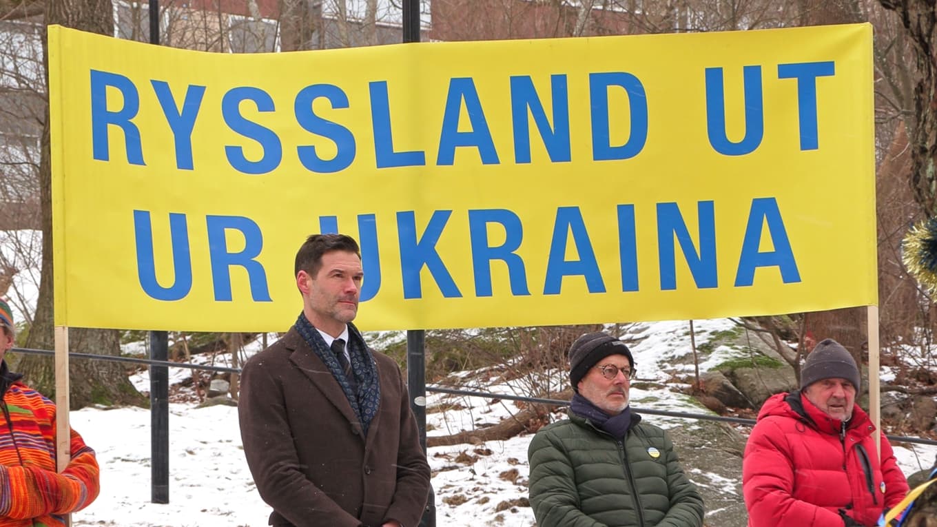 Migrationsminister Johan Forssell (M) talade under onsdagen vid en demonstration utanför Rysslands ambassad i Stockholm och krävde att Ryssland drar sig tillbaka från Ukraina. Foto: Adam Strand.