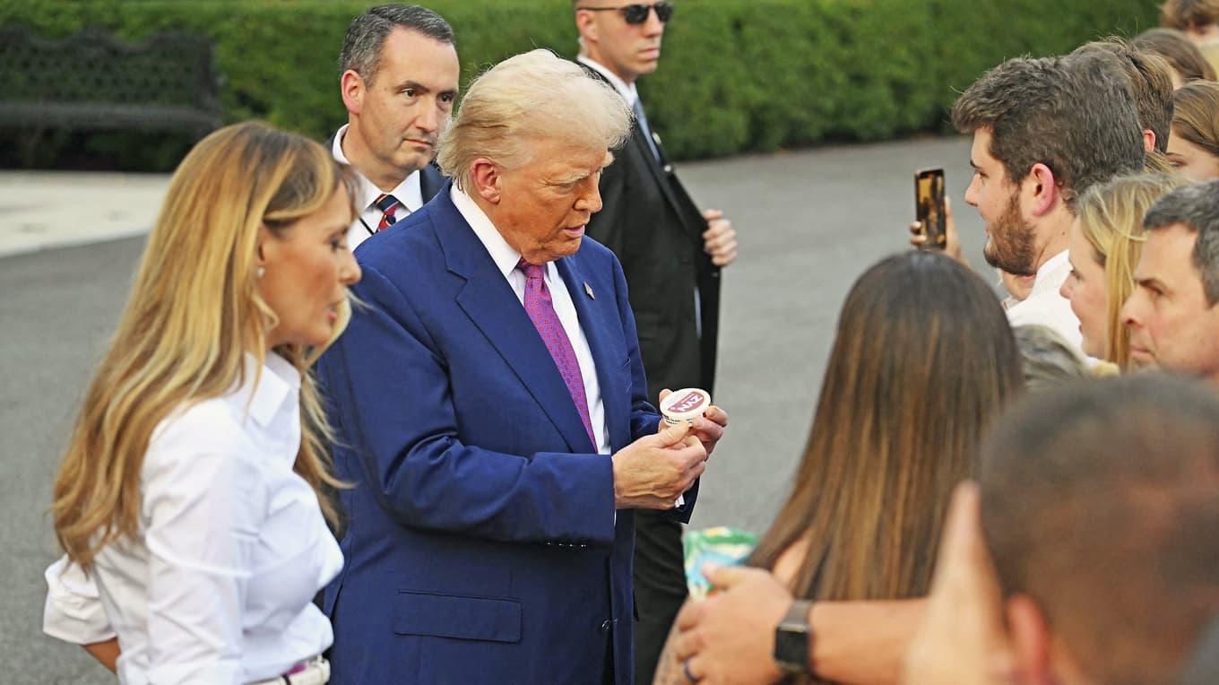 Vita huset: USA:s president Donald Trump håller en dosa Zyn-nikotinpåsar medan USA:s första dam Melania Trump ser på, den 12 juni 2025. Zyn är i dag störst på nikotinkuddar. Foto: Saul Loeb/AFP via Getty Images