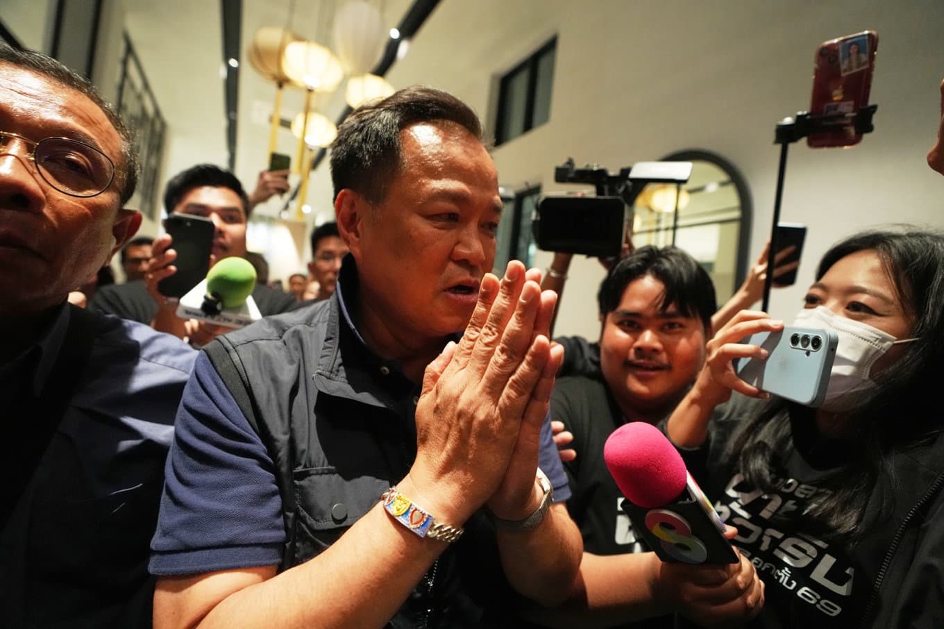 Thailands premiärminister Anutin Charnvirakul ser ut kunna fortsätta i regeringsställning. Foto: Sakchai Lalit/AP/TT