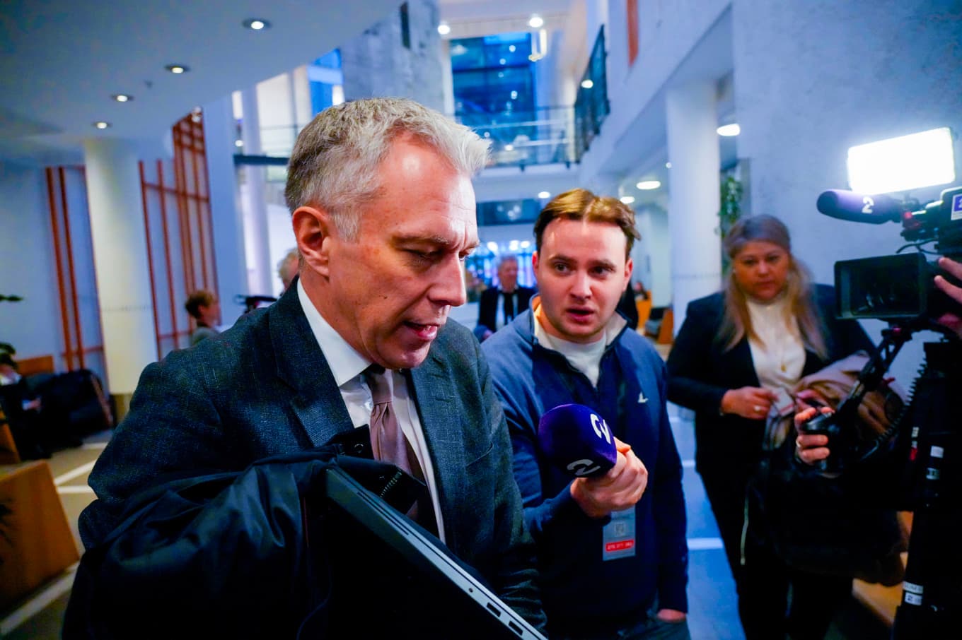 Försvarsadvokaten Petar Sekulic svarar på pressens frågor efter den fjärde rättegångsdagen i Oslo tingsrätt. Foto: Ole Berg-Rusten/NTB/TT