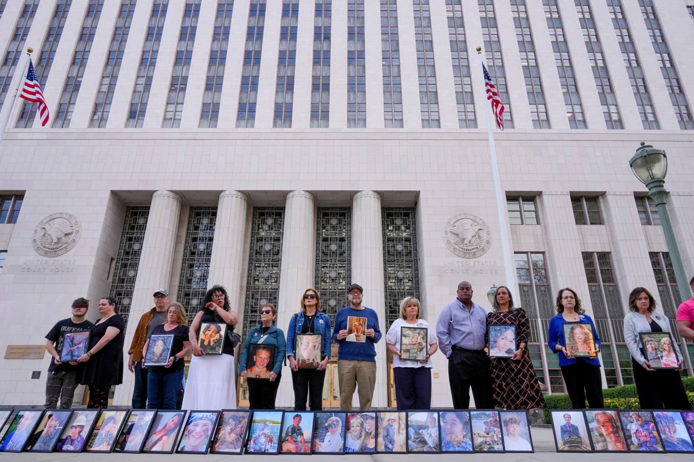 Föräldrar vars barn har dött på grund av händelser relaterade till sociala medier i en aktion utanför domstolen i Los Angeles, där rättegången arrangeras. Bild från i torsdags. Foto: Jordan Strauss /AP/TT
