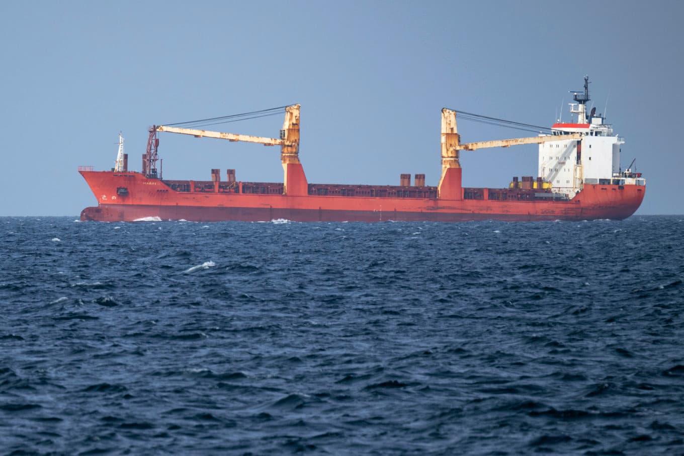 Det ryska fraktfartyget Maia-1, utpekad som en del av ryska skuggflottan, passerar utanför Malmö på sin väg söderut genom Öresund i slutet på oktober 2025. Foto: Johan Nilsson/TT